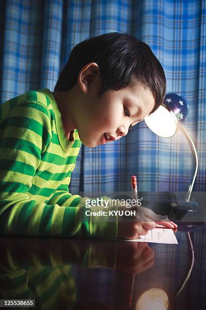 asian kindergarten student doing homework. - estudiando flexo fotografías e imágenes de stock