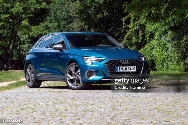 audi a3 sportback dans une rue - audi a3 sportback photos et images de collection