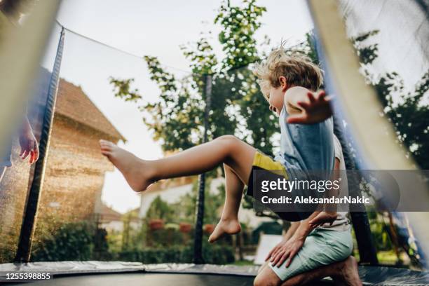plezier op de trampoline - jump dad stockfoto's en -beelden