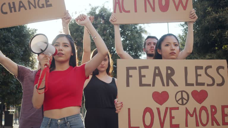 https://media.gettyimages.com/id/1255403590/video/slow-motion-video-of-a-group-of-people-participating-in-an-anti-racism-protest.jpg?b=1&s=640x640&k=20&c=G0Sx_wFyOY1wbx3OQhAu455fT3_0VKP8-Z4mB3I1DRc=