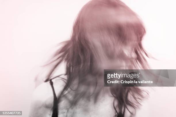 fotos retrato abstracto de emoción negativa - adhd stockfoto's en -beelden