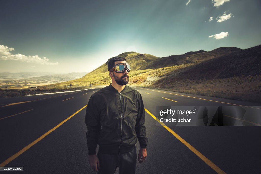 Pilote vintage avec casquette en cuir et lunettes d’aviateur