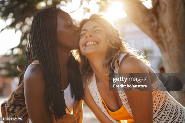 kiss - black lesbians kiss stock pictures, royalty-free photos & images