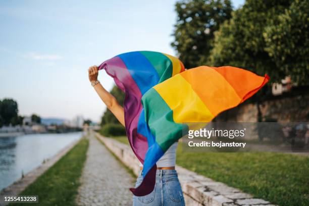 laufen mit stolz - rainbow flag stock-fotos und bilder