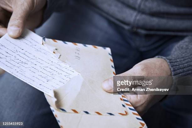senior man reading old letter - persona irriconoscibile foto e immagini stock