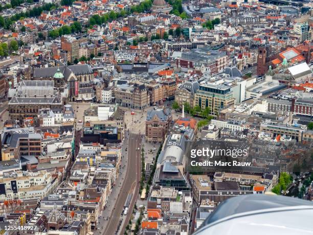 aerial photo of downtown amsterdam, showing the dam square and royal palace - palacio real amsterdam fotografías e imágenes de stock