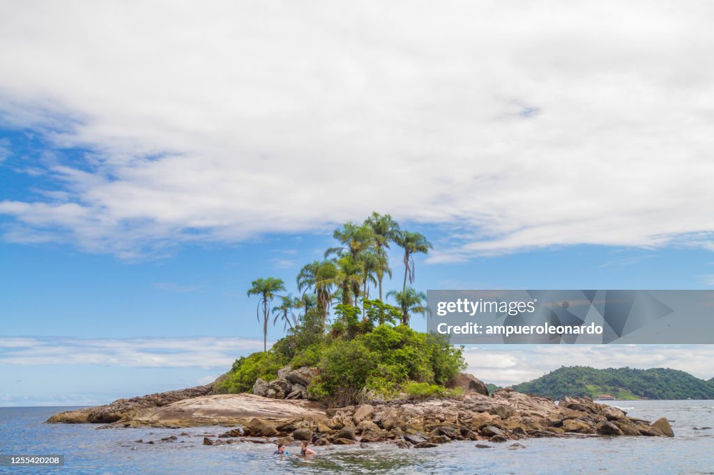 Turistas buceando y disfrutando de un idílico paisaje tropical de la isla de color turquesa, Ilha Grande, Angra do Reis, Río de Janeiro, Brasil
