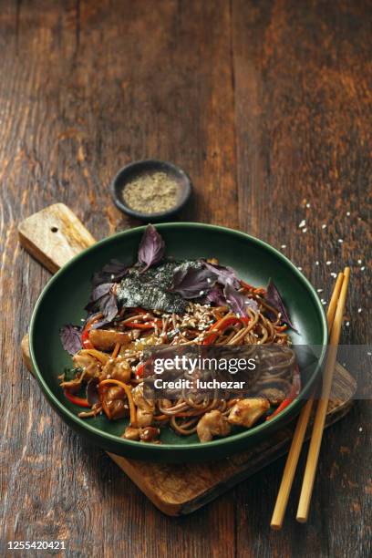 japanse yakisoba noedels met kip en groenten - yakisoba stockfoto's en -beelden