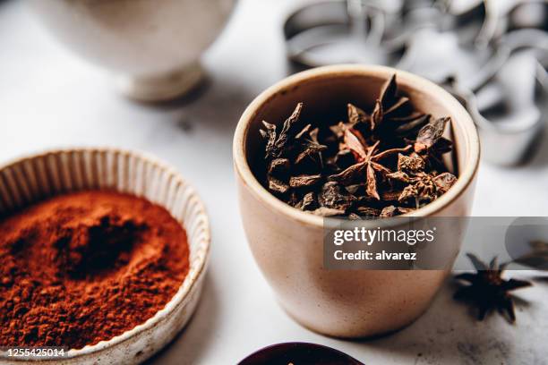 gewürze für die zubereitung von weihnachtsplätzchen - anise stock-fotos und bilder