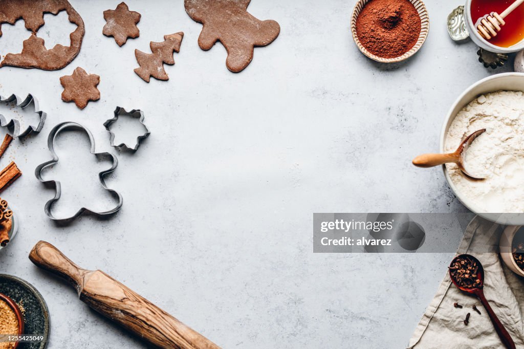 Het bakken van peperkoekmens De koekjes van Kerstmis in keuken
