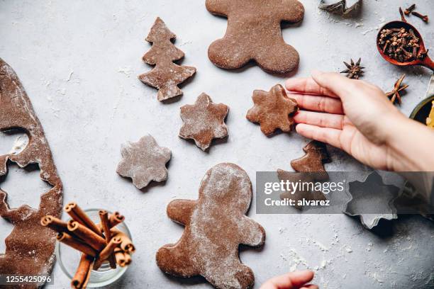 frau bereitet weihnachts-lebkuchen-kekse - backen stock-fotos und bilder
