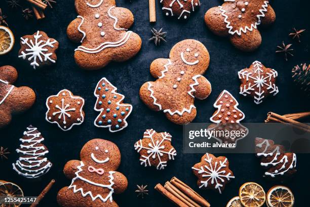 de peperkoekmenskoekjes en kruiden van kerstmis - gingerbread men stockfoto's en -beelden