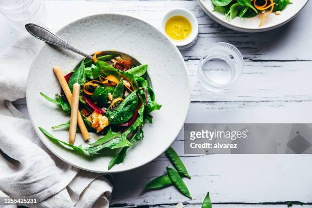 het voorbereiden van gezonde groene salade - groene salade stockfoto's en -beelden