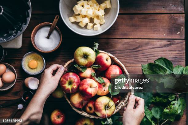 女人用新鮮採摘的蘋果烤蛋糕。 - sugar food 個照片及圖片檔