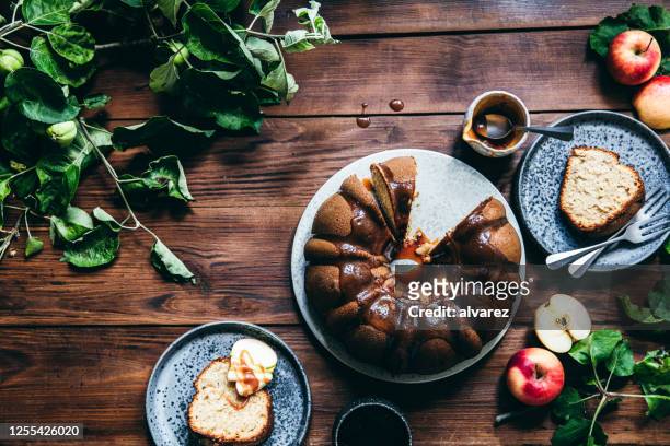 de bundtcake van apple die op houten lijst wordt gediend - tulbandcake stockfoto's en -beelden