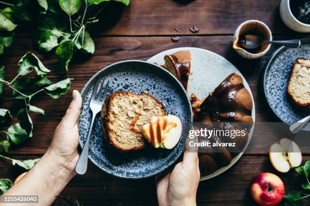 mujer con un delicioso pastel de manzana - pastel bundt fotografías e imágenes de stock