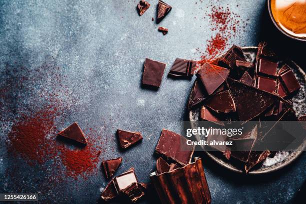 stücke von rohen pralinen auf der küchentheke - pralinen stock-fotos und bilder