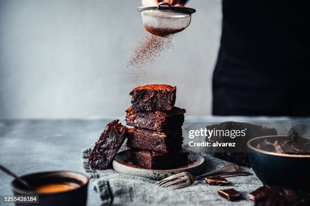 weibliche zubereitung zucchini schokolade brownies in der küche - baked goods stock-fotos und bilder