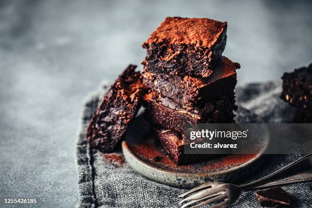 heerlijke chocolade courgette brownies - dessert stockfoto's en -beelden