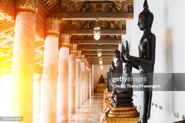 the marble temple ( wat benchamabophit ), bangkok, thailand - wat benchamabophit stockfoto's en -beelden