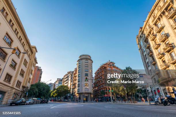 corner in barcelona - low angle view street stockfoto's en -beelden