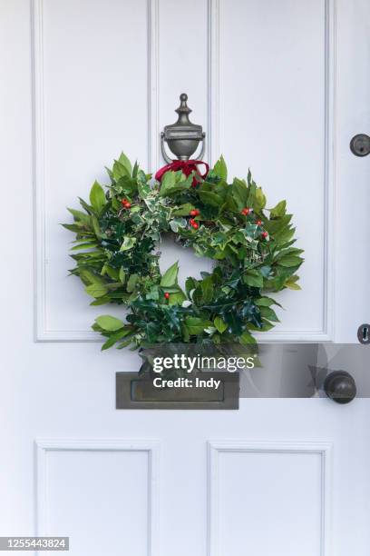 christmas wreath hanging on a front door, england, uk - door knocker stock pictures, royalty-free photos & images