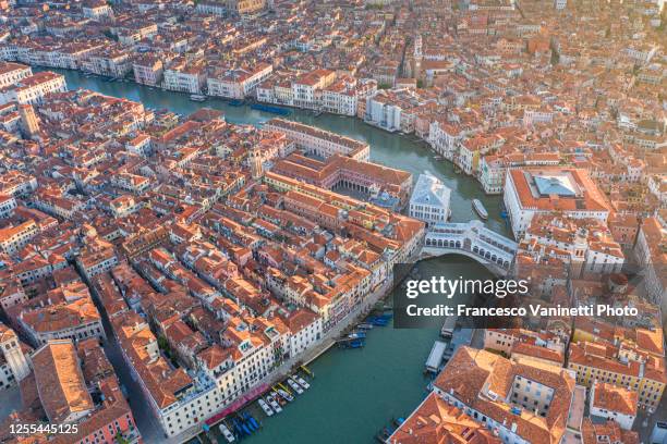 rialto bridge on grand canal, venice, italy. - rialto bridge stock pictures, royalty-free photos & images