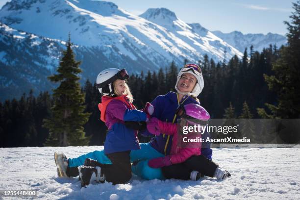 best ski resorts to visit with family - family skiing stock pictures, royalty-free photos & images