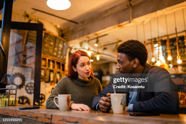 hombre afroamericano enojado teniendo una pelea en la cafetería con su novia celosa - friends argue fotografías e imágenes de stock