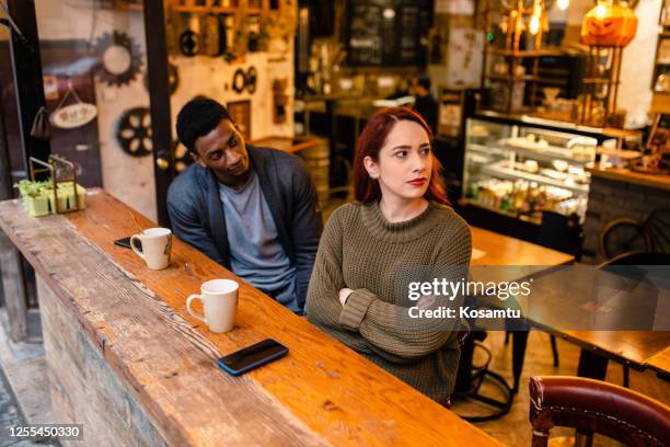 não aguento mais isso. estou com muita raiva de você. - franzindo as sobrancelhas - fotografias e filmes do acervo