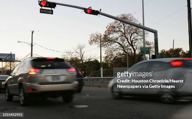 Automobiles run a red light at the intersection at Houston Avenue and Memorial Drive in Houston, Texas December 13,2004. James Nielsen HOUCHRON...