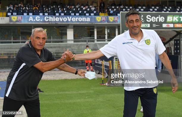 Fabrizio Castori head coach of Trapani Calcio shankes hands with Alfredo Aglietti head coach of Chievo Verona during the serie B match between Chievo...
