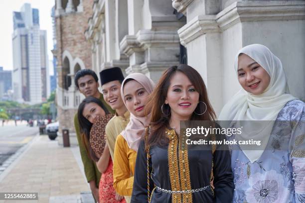 maleisische etnische met traditionele kleding bij vierkant merdeka kuala lumpur - dataran merdeka stockfoto's en -beelden