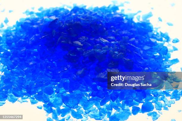 blue crystal meth (methamphetamine) - crystal meth stock-fotos und bilder