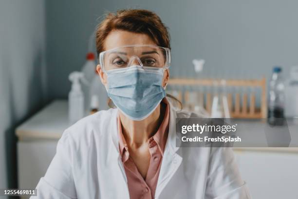 Lab Tech Face Less Chemistry Lab Mask Photos and Premium High Res Pictures - Getty Images