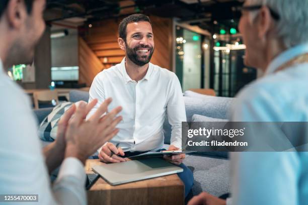 zakenpersonen op een gesprek - recruiter stockfoto's en -beelden