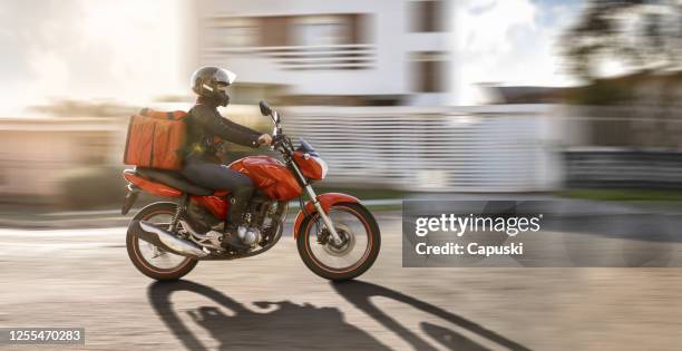 motociclista in movimento: motogirl, motoboy - motocicletta foto e immagini stock