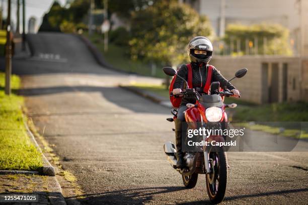 motociclista andando pela rua - motociclista - fotografias e filmes do acervo