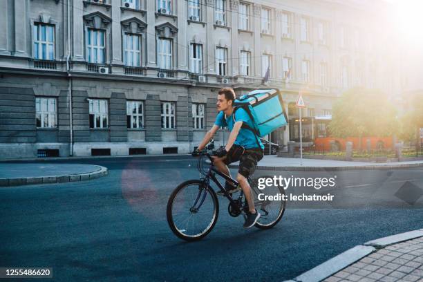 lebensmittellieferant auf dem fahrrad - delivery bike stock-fotos und bilder