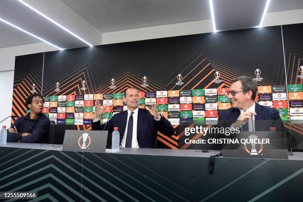 Juventus' Colombian defender Juan Cuadrado, Juventus' Italian coach Massimiliano Allegri and Juventus' Sport Press Office manager Riccardo Coli give...