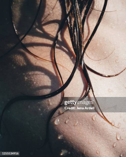 wet hair, wet skin closeup, pool hair, tangled hair - beautiful hips photos et images de collection