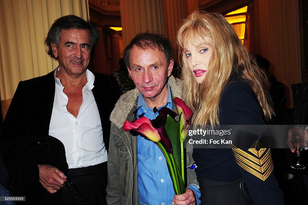 logik med hensyn til Ged Writers Bernard Henri Levy, Michel Houellebecq and actress Arielle... Photo  d'actualité - Getty Images