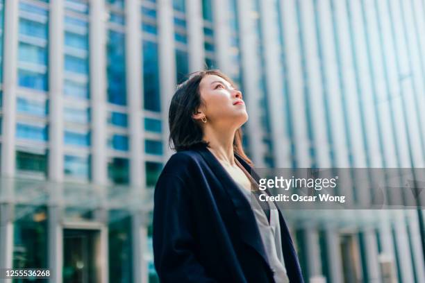 portrait of a young business woman determined to success - attesa foto e immagini stock