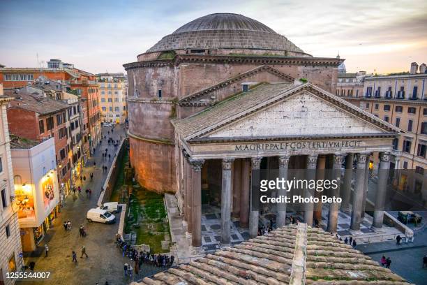 la majestueuse colonnade et le dôme du panthéon romain vus depuis une terrasse dans le cœur historique de rome - panthéon photos et images de collection