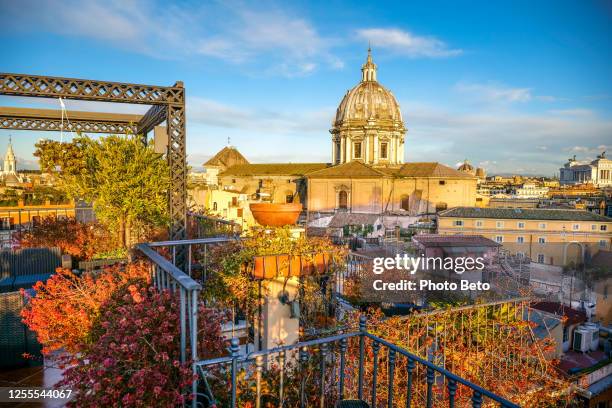 una calda luce del tramonto illumina i tetti di roma e sant'andrea della valle - croce di santandrea foto e immagini stock