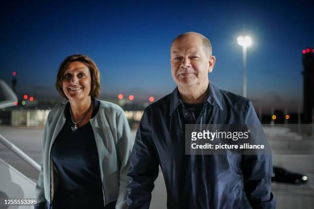 May 2023, Brandenburg, Schönefeld: Together with his wife Britta Ernst , German Chancellor Olaf Scholz walks up the gangway of the Air Force Airbus...