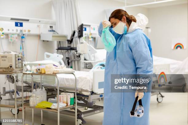 one female doctor tired and overworked at the icu - doctor emergency imagens e fotografias de stock