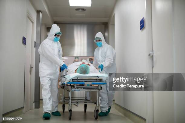 transferring a patient from the emergency area into the icu - intensive care unit stock pictures, royalty-free photos & images