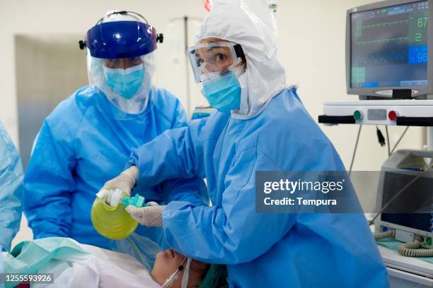notaufnahme, krankenschwestern mit einem manuellen medizinischen beatmungsgerät auf einen patienten - respiratory machine stock-fotos und bilder