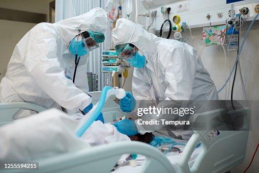 Operatori sanitari che intubano un paziente COVID. Operatori sanitari che intubano un paziente COVID.